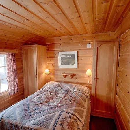 A Cozy, Rustic Retreat With Fireplace And Terrace *