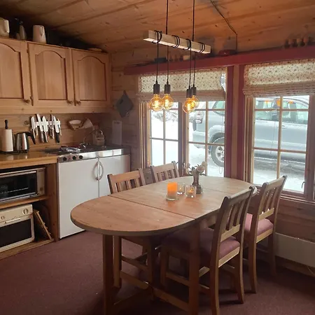 A Cozy, Rustic Retreat With Fireplace And Terrace 別荘