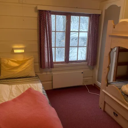 A Cozy, Rustic Retreat With Fireplace And Terrace 別荘