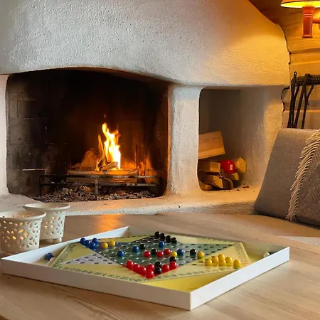 A Cozy, Rustic Retreat With Fireplace And Terrace Vakantiehuis